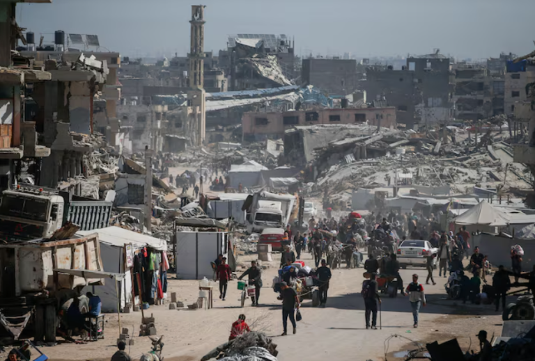 Palestinos fogem com seus pertences após ataques aéreos israelenses no norte da Faixa de Gaza, em 16 de maio de 2025