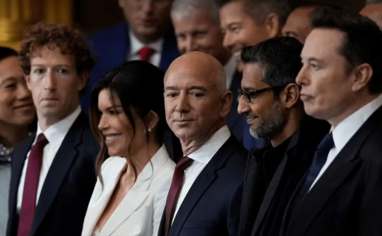 Na posse de Donald Trump, Mark Zuckerberg (Meta), Jeff Bezos (Amazon) e a noiva, Lauren Sanchez, Sundar Pichai (Google) e Elon Musk (X), em Washington - 20/01/2025