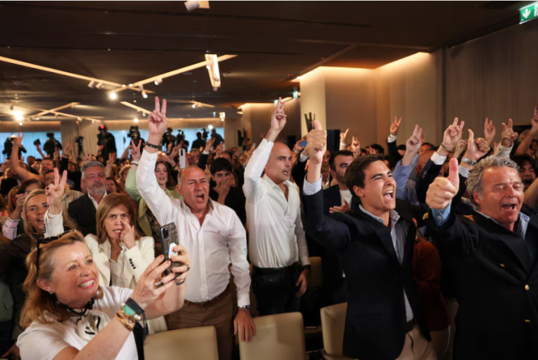 Apoiadores reagem às primeiras projeções de resultados eleitorais na sede da noite eleitoral do líder do Partido Social Democrata (PSD) e da Aliança Democrática (AD), Luis Montenegro, em Lisboa, Portugal, 18 de maio de 2025