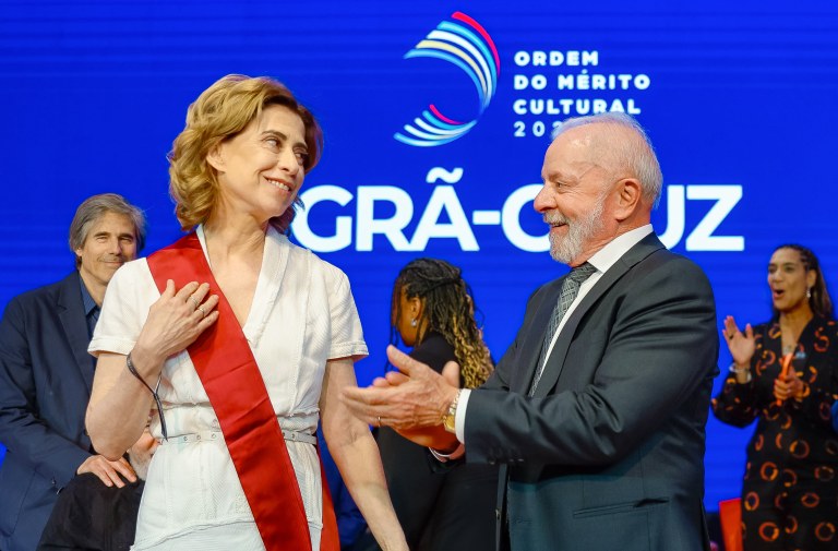 20.05.2025 - A Atriz, Fernanda Torres e o Presidente da República, Luiz Inácio Lula da Silva e a durante a cerimônia de Entrega da Ordem do Mérito Cultural, no Palácio Gustavo Capanema. Rio de Janeiro - RJ.Foto: Ricardo Stuckert / PR