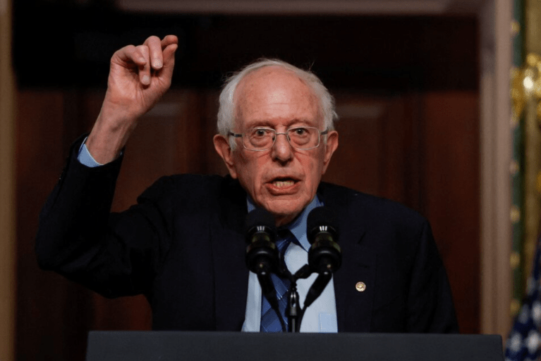 O senador americano Bernie Sanders (I-VT) gesticula enquanto faz comentários sobre a redução dos custos da saúde, na Sala de Tratados Indianos do edifício do Gabinete Executivo Eisenhower, no complexo da Casa Branca em Washington, EUA, 3 de abril de 2024