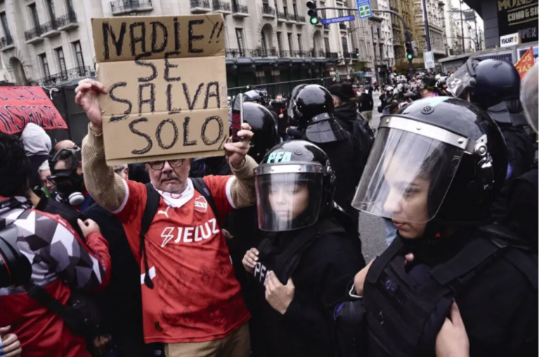 "Ninguém se salva sozinho", mensagem de manifestante na Marcha dos Aposentados argentinos