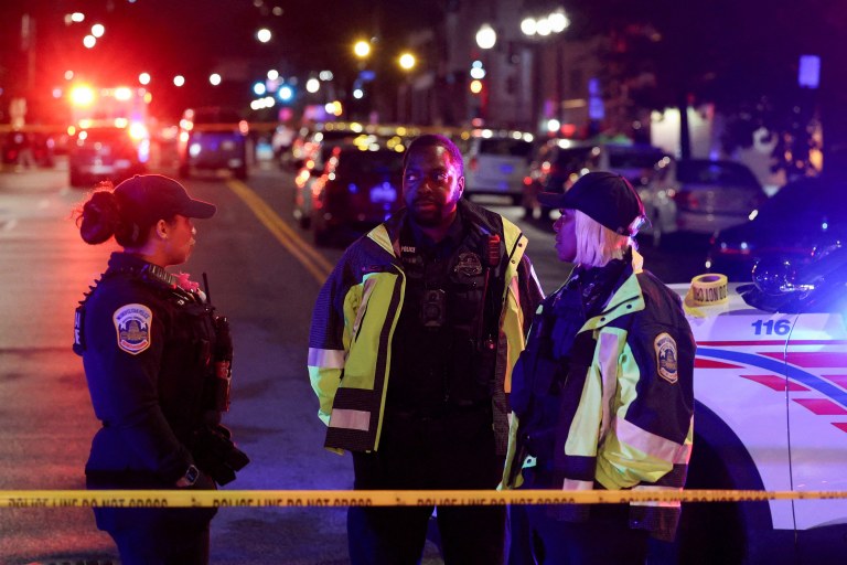 Policiais em local de Washington onde dois funcionários da embaixada israelense foram mortos a tiros - 21/5/2025
