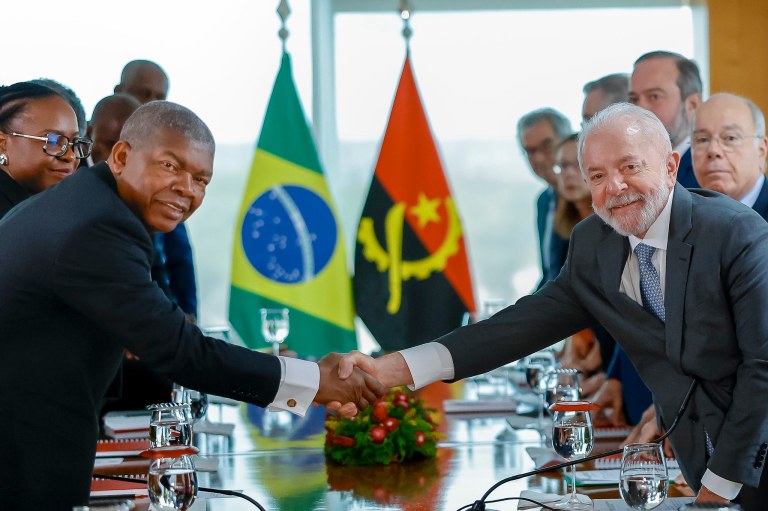 Presidente Lula durante reunião ampliada com o Presidente da República de Angola, João Lourenço