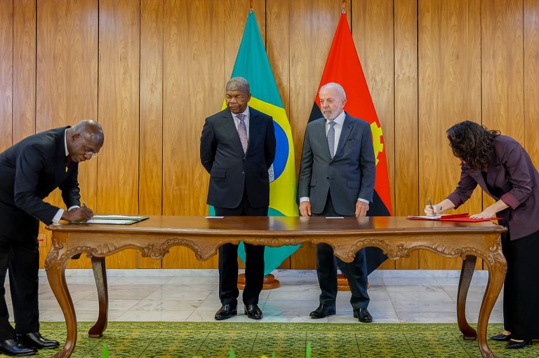 Presidente da República, Luiz Inácio Lula da Silva e o Presidente da República de Angola, João Lourenço, durante cerimônia de assinatura de atos, no Palácio do Planalto. Na foto (da esquerda para a direita): Ministro das Relações Exteriores da República de Angola, Antonio Téte; Presidente da República de Angola, João Lourenço; Presidente da República, Luiz Inácio Lula da Silva e a Secretária-executiva do Ministério dos Direitos Humanos e da Cidadania, Janine Mello