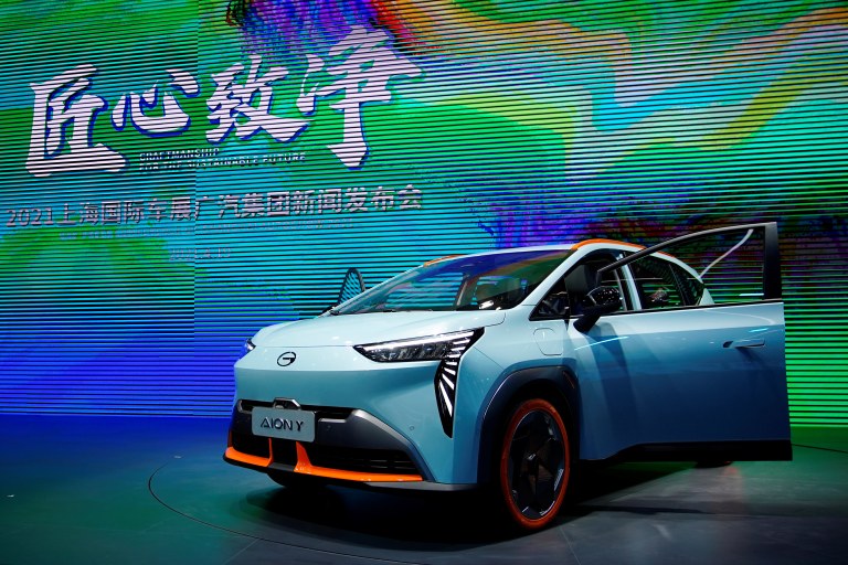 Veículo elétrico Aion Y da GAC é visto em exposição no estande do grupo no salão do automóvel de Xangai, na China - 19/04/2021