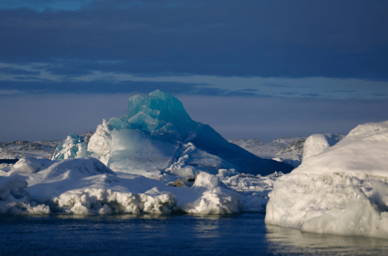 Um iceberg flutua no gelo perto de Nuuk, Groenlândia, 9 de fevereiro de 2025