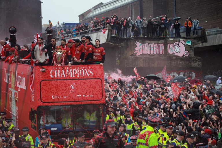 Desfile de jogadores do Liverpool após vitória na Premier League