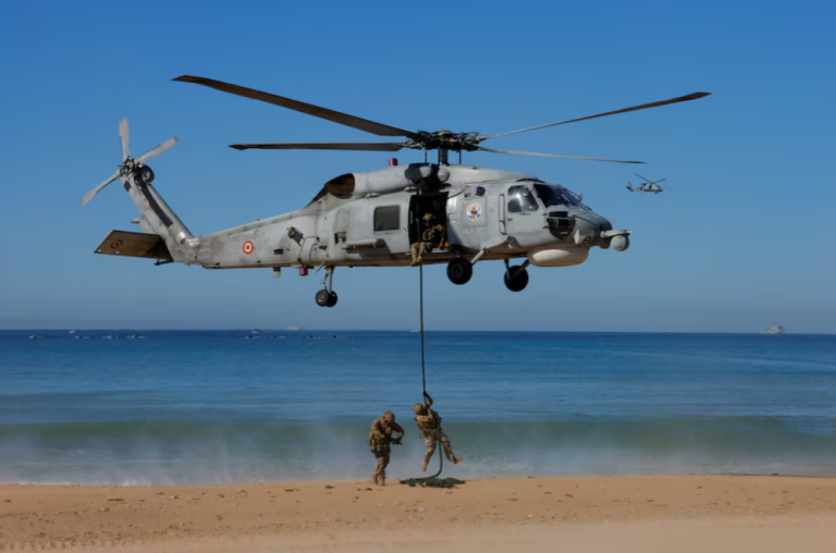 Soldados turcos participam do treinamento militar do Exercício Dynamic Mariner 25, que envolve forças navais de vários membros da OTAN, na praia de Retin, no Oceano Atlântico, em Barbate, Espanha, em 28 de março de 2025
