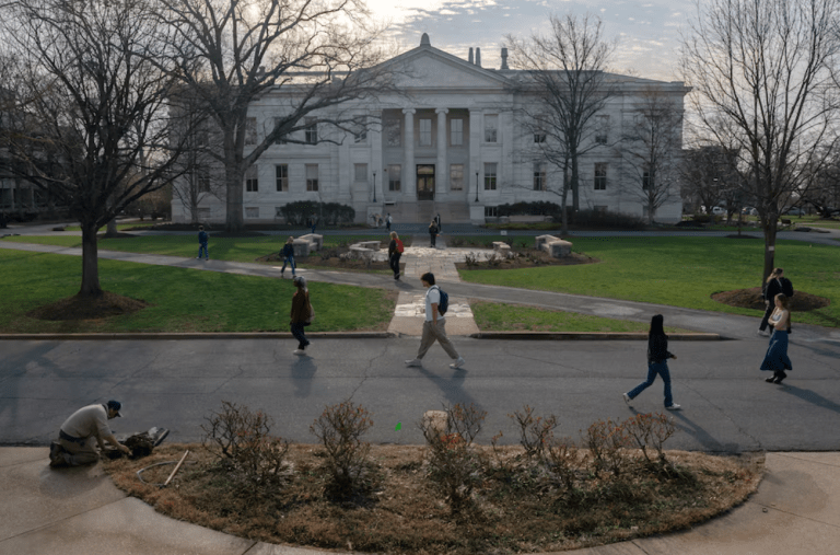 Estudantes caminham pelo campus da American University em Washington, DC, EUA, em 20 de março de 2025
