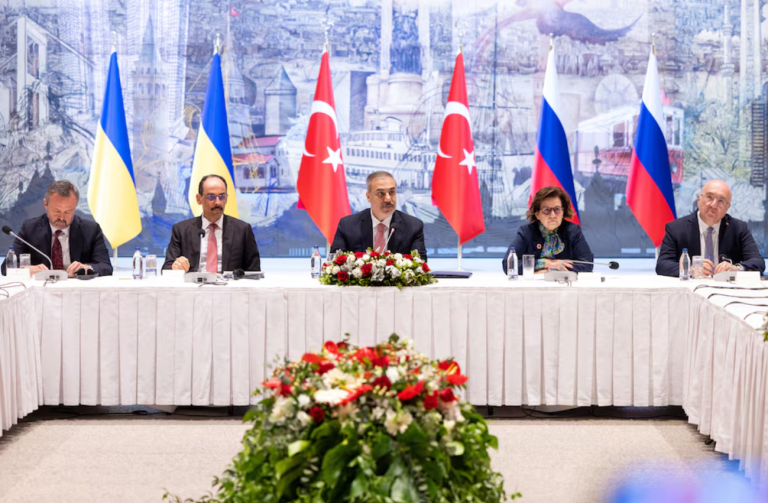 Ministro das Relações Exteriores da Turquia, Hakan Fidan, preside uma reunião entre negociadores ucranianos e russos em Istambul, Turquia, em 16 de maio de 2025.