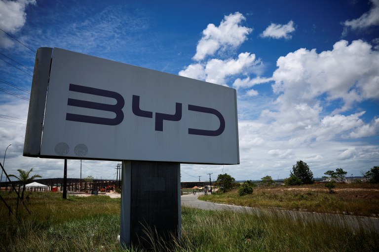 Placa da BYD no local da fábrica da empresa em Camaçari, na Bahia - 17/11/2024