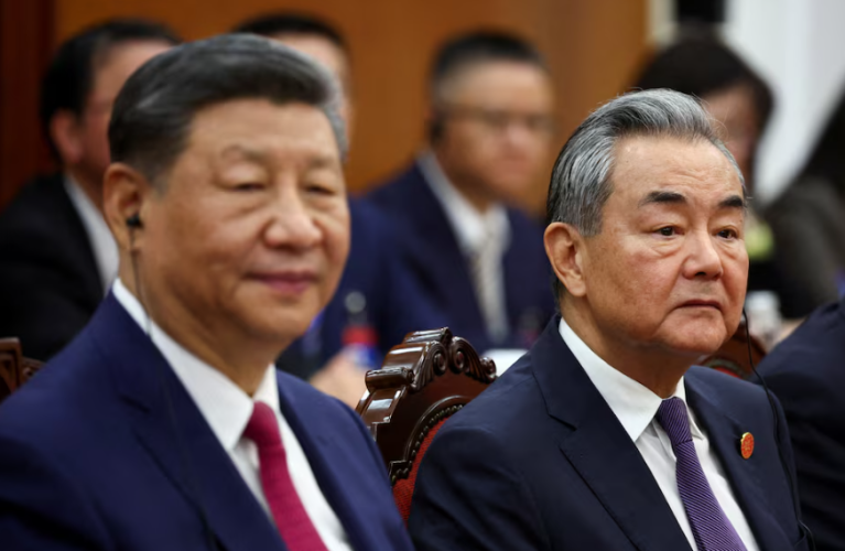 O presidente chinês Xi Jinping e o ministro das Relações Exteriores Wang Yi participam de uma reunião com o presidente da Assembleia Nacional do Vietnã, Tran Thanh Man (não mostrado na foto), durante uma visita de Estado de dois dias, em Hanói, Vietnã, em 14 de abril de 2025