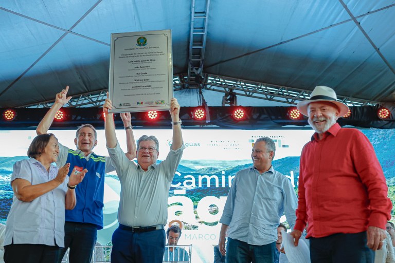 Governador da Paraíba, João Azevedo, segura placa da entrega do Marco 1 do Ramal do Apodi, na Barragem do Redondo (rodovia PB 420). Cachoeira dos Índios - PB.