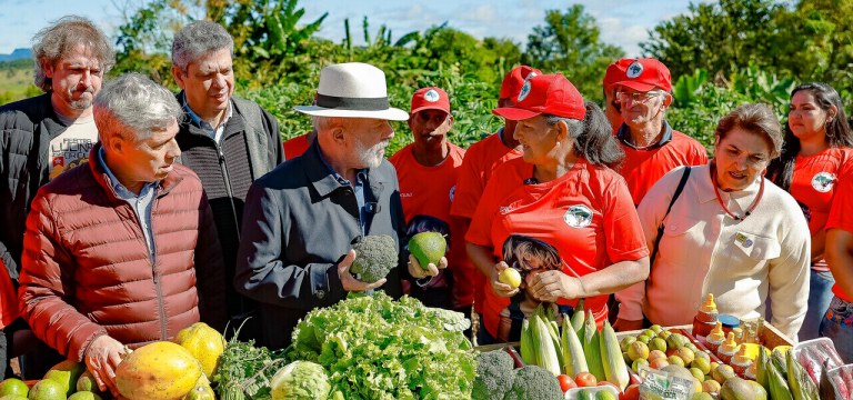 Lula e integrantes do MST