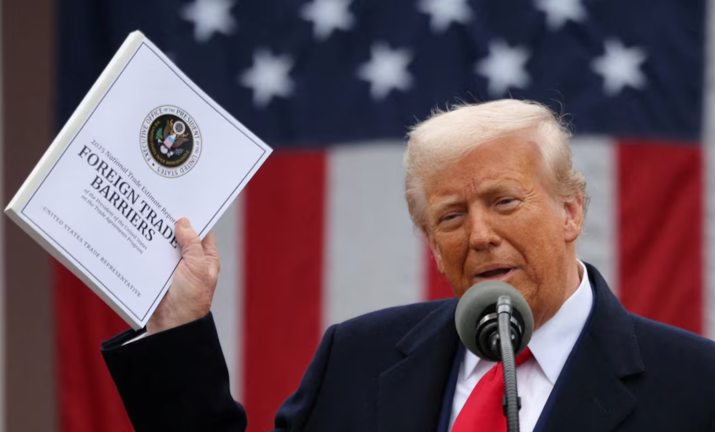 O presidente dos EUA, Donald Trump, segura um documento sobre "Barreiras ao Comércio Exterior" enquanto faz comentários sobre tarifas no Rose Garden, na Casa Branca, em Washington, DC, EUA, em 2 de abril de 2025