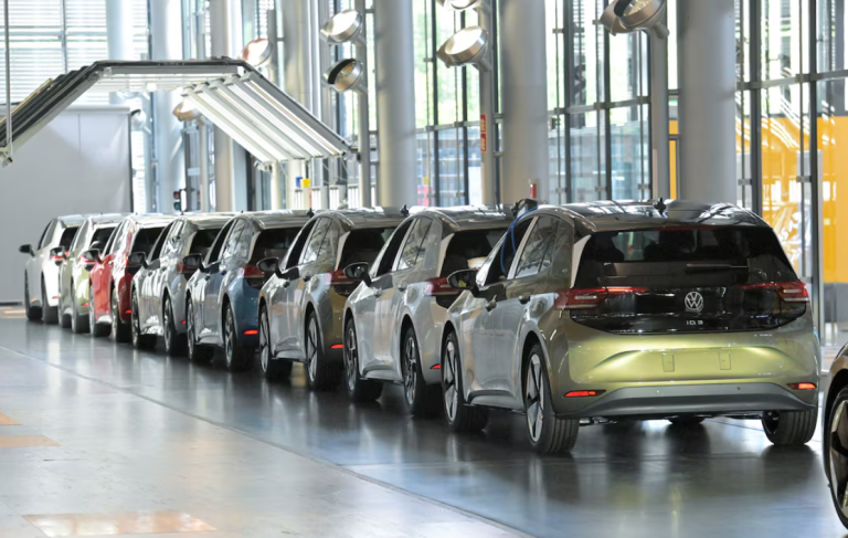 Carros Volkswagen ID.3 em fila para a inspeção final, durante uma turnê de imprensa, em Dresden, Alemanha, 14 de maio de 2025