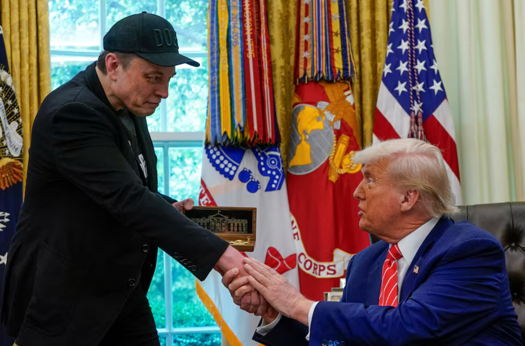 O presidente dos EUA, Donald Trump, e Elon Musk participam de uma coletiva de imprensa no Salão Oval da Casa Branca, em Washington, DC, EUA, em 30 de maio de 2025