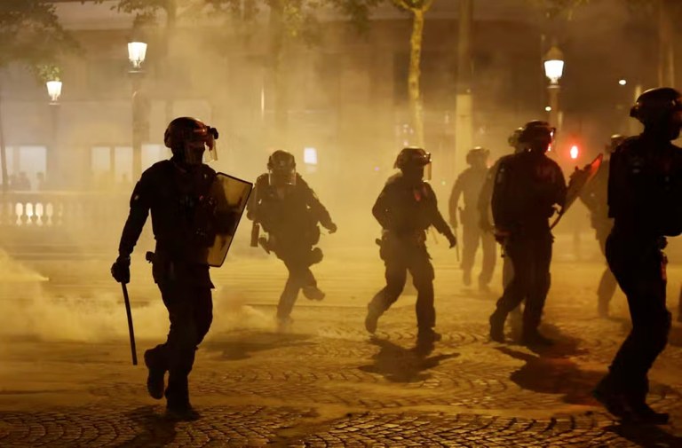 Policiais e torcedores do PSG em Paris
