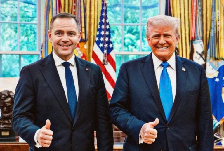Karol Nawrocki ao lado de Donald Trump