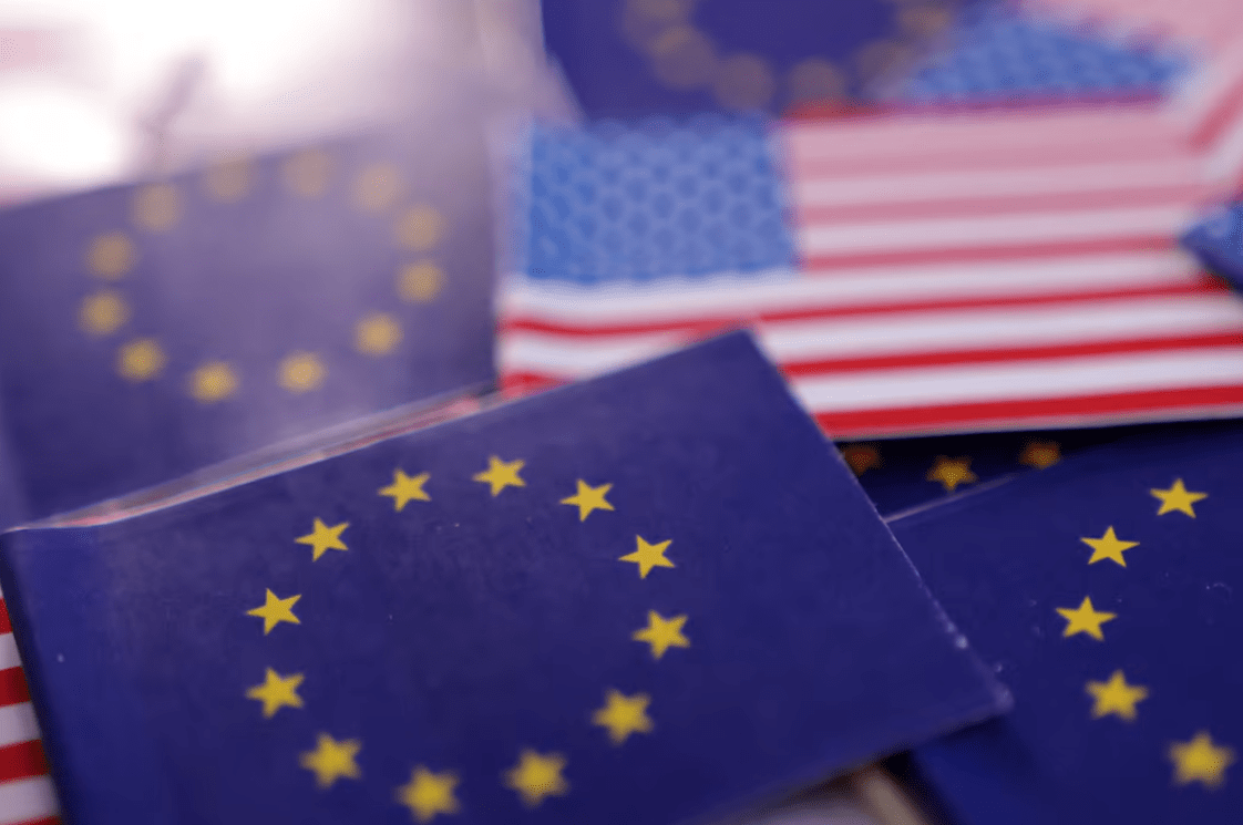As bandeiras dos EUA e da União Europeia são vistas nesta ilustração tirada em 20 de março de 2025