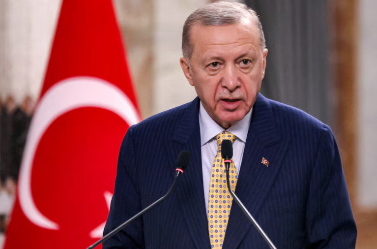 O presidente da Turquia, Recep Tayyip Erdogan, discursa durante uma declaração conjunta à imprensa em Bagdá, Iraque, em 22 de abril de 2024