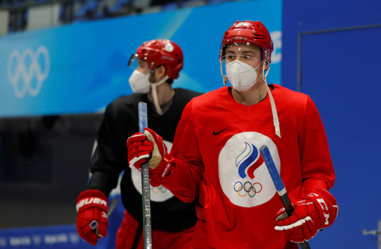 Olimpíadas de Pequim 2022 - Hóquei no Gelo - Treinamento Masculino do Comitê Olímpico Russo - Estádio Nacional Coberto, Pequim, China - 6 de fevereiro de 2022. Atletas russos usando máscaras de proteção chegam para o treinamento