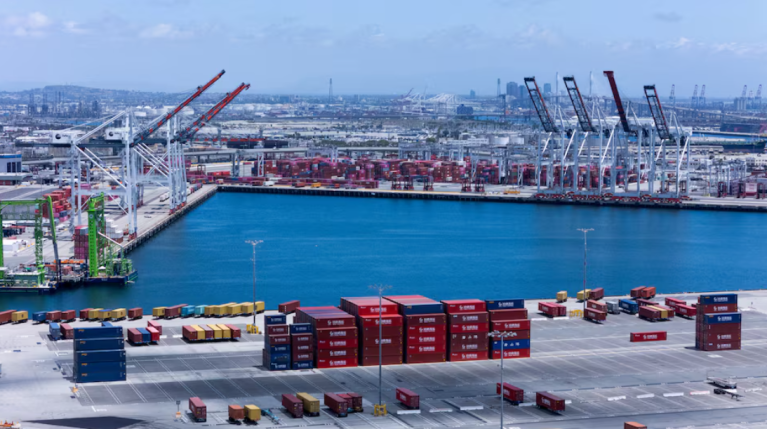 Guindastes no Porto de Los Angeles estão vazios de navios de carga, como mostrado por um drone em San Pedro, Califórnia, EUA, em 13 de maio de 2025