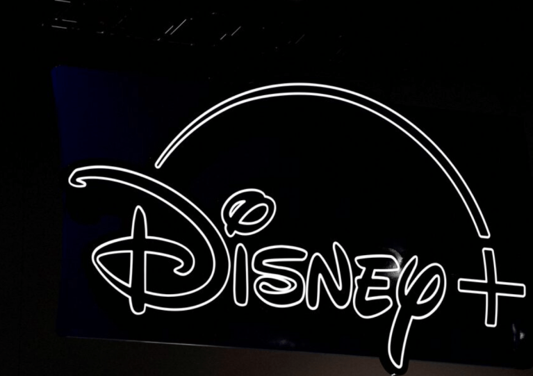 Sinalização da Disney+ é vista acima do salão de convenções da Comic-Con International em San Diego, Califórnia, EUA, em 21 de julho de 2022