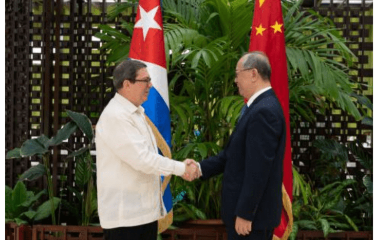 O chanceler cubano, Bruno Rodríguez, recebe o representante especial da China para a América Latina, Qiu Xiaoqi