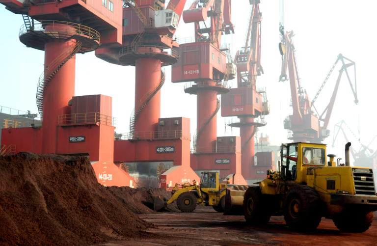 Arquivo. Trabalhadores transportam solo contendo elementos de terras raras para exportação em um porto em Lianyungang, província de Jiangsu, China, 31 de outubro de 2010