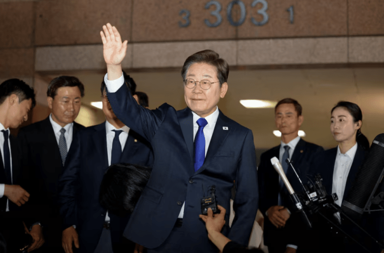 O presidente eleito da Coreia do Sul, Lee Jae-myung, acena ao sair para encontrar seus apoiadores, em Incheon, Coreia do Sul, em 3 de junho de 2025