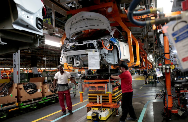 Arquivo. Trabalhadores da montagem da General Motors conectam uma bateria sob um veículo Chevrolet Bolt EV 2018 parcialmente montado na linha de montagem da Orion Assembly em Lake Orion, Michigan, EUA, 19 de março de 2018.