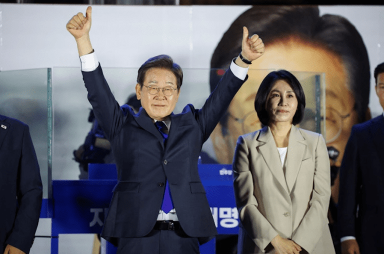 Presidente-eleito Lee Jae-myung ao lado de sua esposa Kim Hye-kyung em Seul, Coreia do Sul, 4 de junho de 2025
