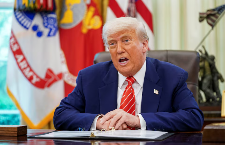 O presidente dos EUA, Donald Trump, fala durante uma coletiva de imprensa com Elon Musk (não na foto) no Salão Oval da Casa Branca, em Washington, DC, EUA, em 30 de maio de 2025