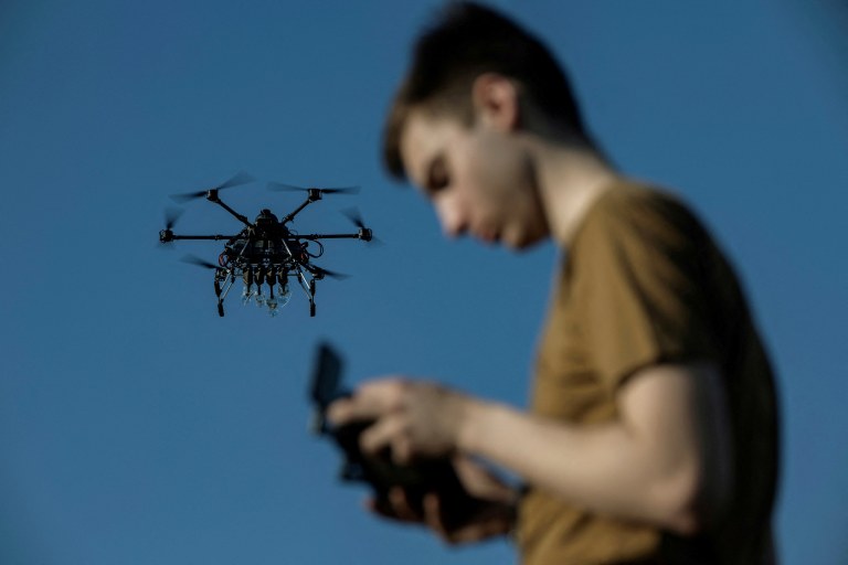 Ucraniano controla drone
22/04/2025