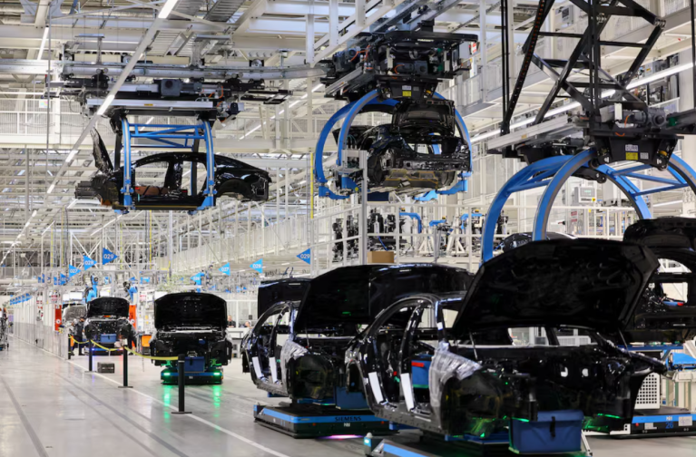 Carrocerias de automóveis são levantadas na "Fábrica 56", um dos mais modernos galpões de montagem de carros elétricos e convencionais do mundo da montadora alemã Mercedes-Benz, em Sindelfingen, perto de Stuttgart, Alemanha, em 4 de março de 2024
