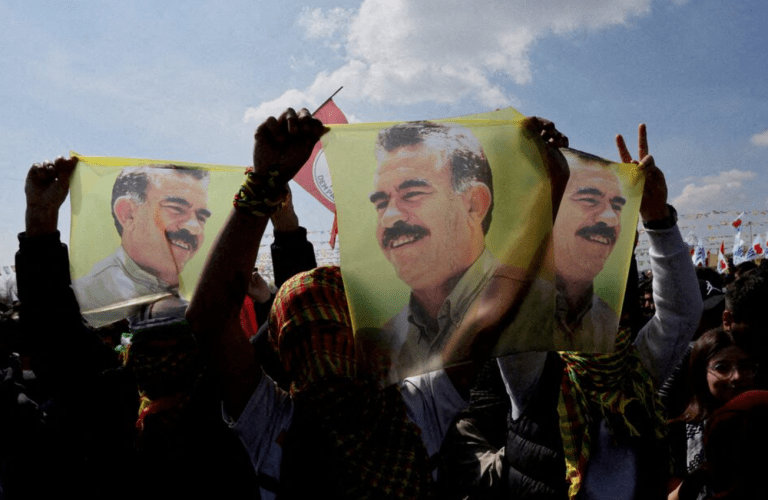 Apoiadores do Partido pela Igualdade e Democracia dos Povos (DEM), pró-curdo, exibem bandeiras com um retrato do líder do Partido dos Trabalhadores do Curdistão (PKK), Abdullah Ocalan, que está preso, em Istambul, Turquia, em 17 de março de 2024