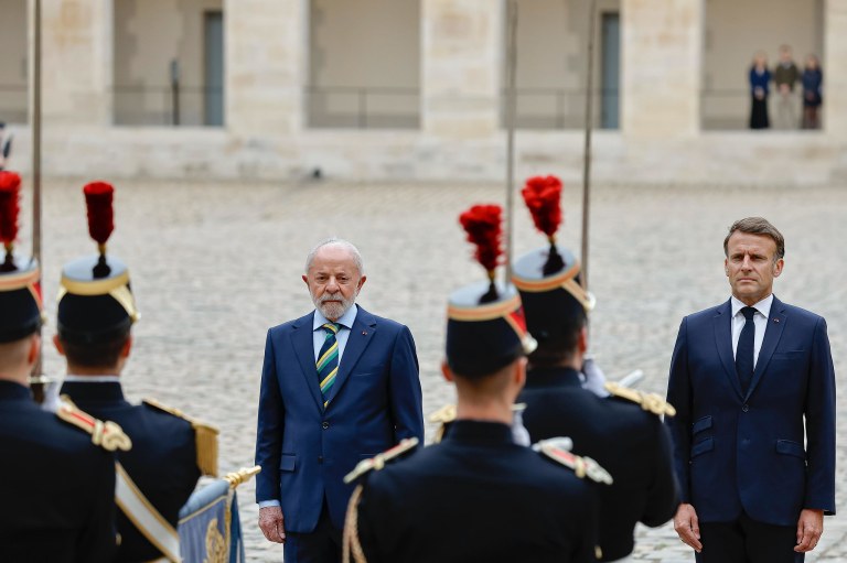 Lula e o presidente da França, Emmanuel Macron, durante Cerimônia oficial de boas-vindas. Esplanada dos Inválidos, em Paris