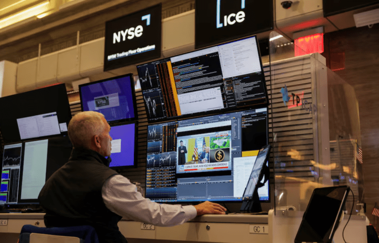 Uma tela mostra o CEO da Tesla, Elon Musk, e o presidente dos EUA, Donald Trump, enquanto um operador de opções futuras trabalha no pregão da Bolsa de Valores de Nova York (NYSE), na cidade de Nova York, EUA, em 30 de maio de 2025