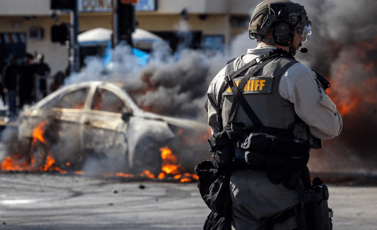 Policial da Guarda Nacional reprime protestos