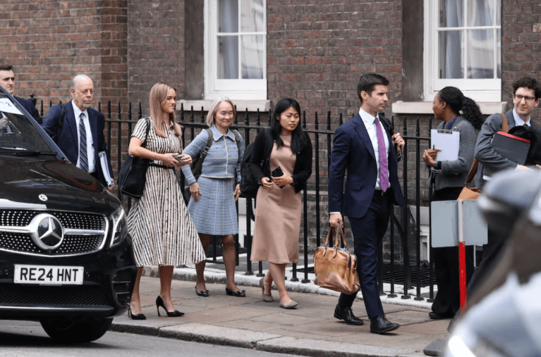 Veículos chegam a Lancaster House, no dia em que as negociações comerciais entre os EUA e a China devem ocorrer em Londres, em Londres, Grã-Bretanha, 9 de junho de 2025