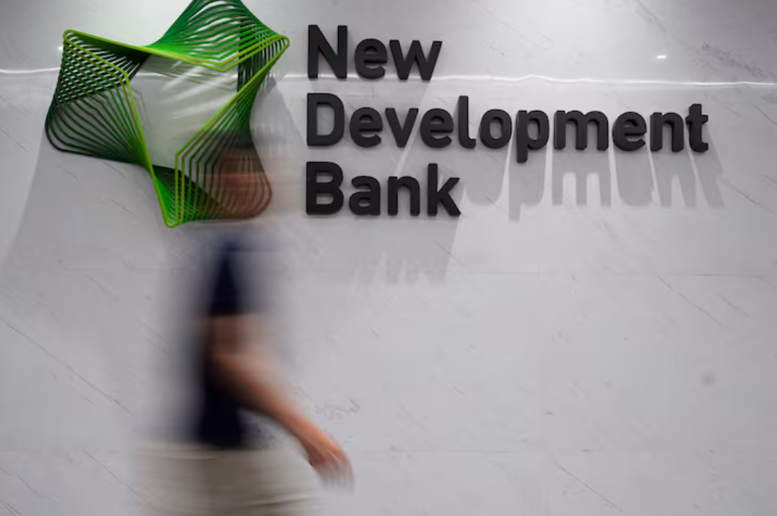 Uma visão do logotipo do Novo Banco de Desenvolvimento (NDB) em sua sede em Xangai, China, em 10 de julho de 2023