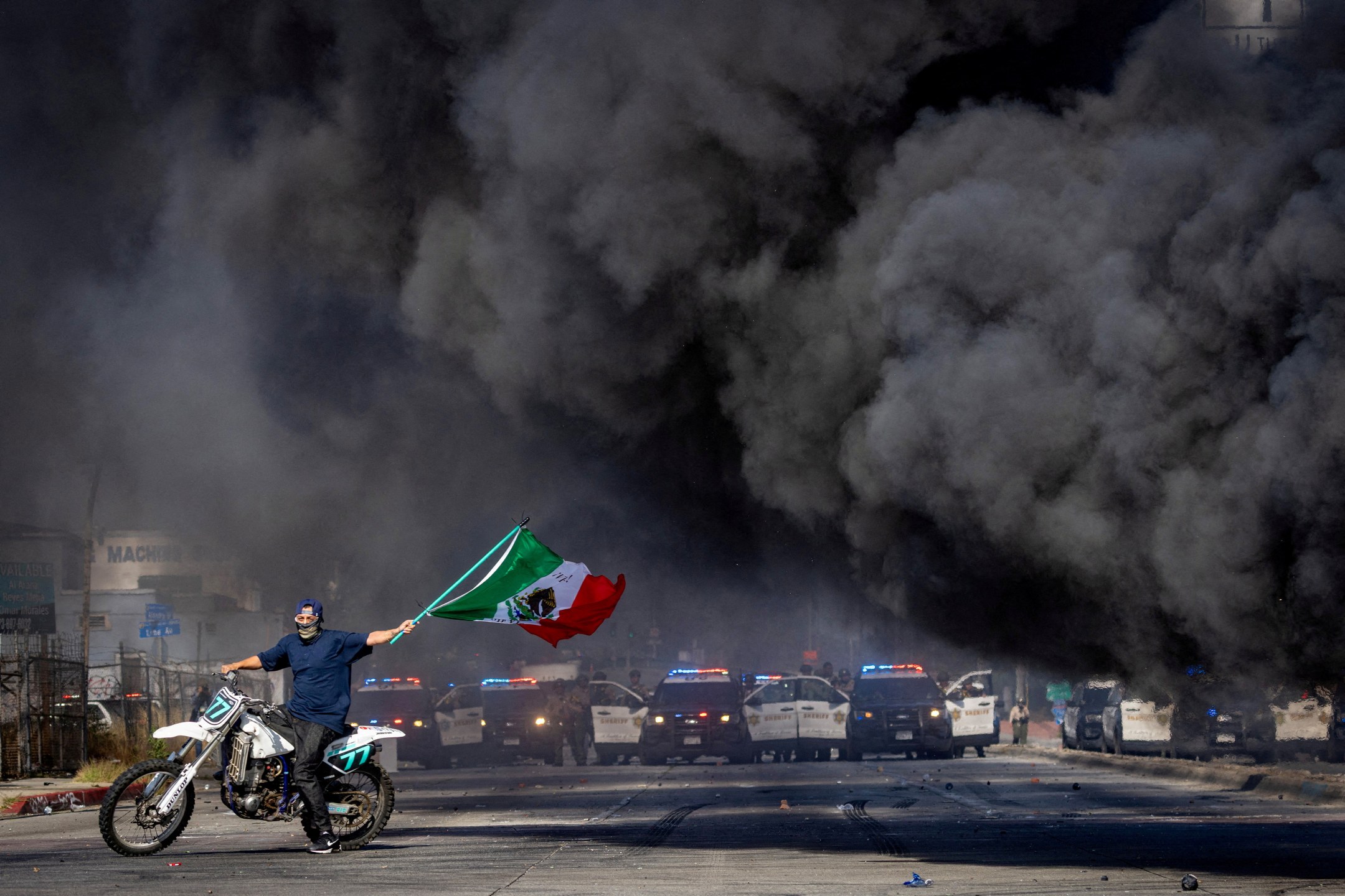 Homem carrega bandeira do México durante manifestação, em Los Angeles - 07/06/2025