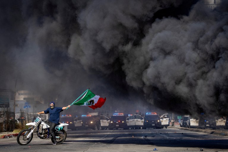Homem carrega bandeira do México durante manifestação, em Los Angeles - 07/06/2025