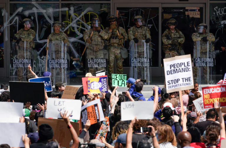 Pessoas participam de um protesto contra as varreduras federais de imigração, no centro de Los Angeles, Califórnia, EUA, em 9 de junho de 2025