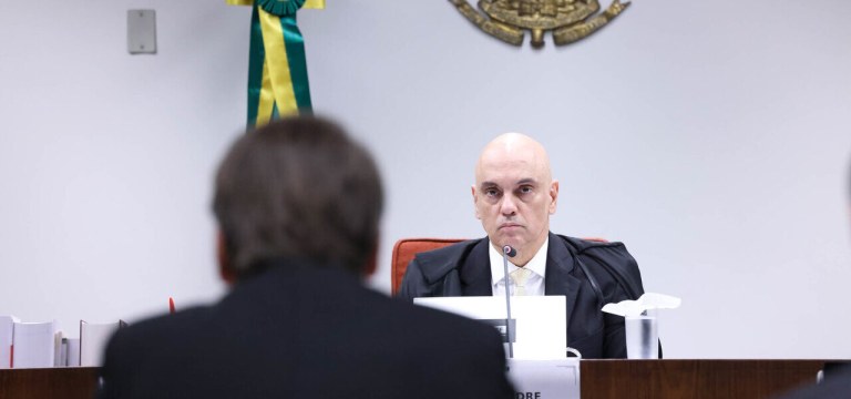 Jair Bolsonaro, de costas, e Alexandre de Moraes