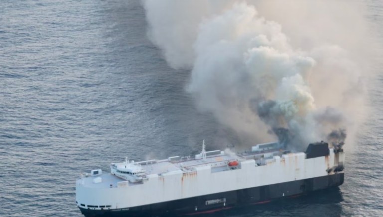 Navio com mais de 3 mil carros zero continua pegando fogo e à deriva no Pacífico