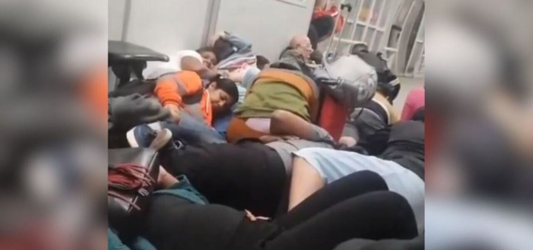 Passageiros do BRT se protegem durante tiroteio, no Rio de Janeiro