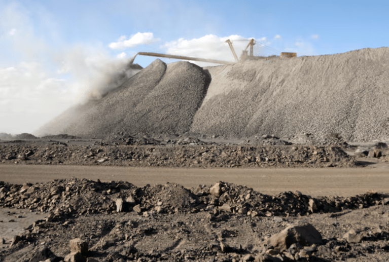 Uma máquina de mineração é vista na mina Bayan Obo contendo minerais de terras raras, na Mongólia Interior, China, em 16 de julho de 2011